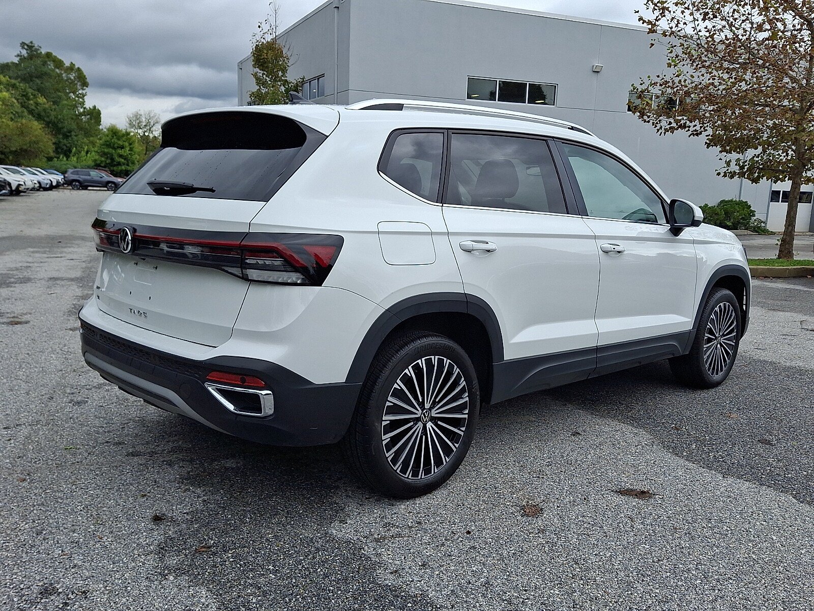 Used 2025 Volkswagen Taos SE FWD image 6