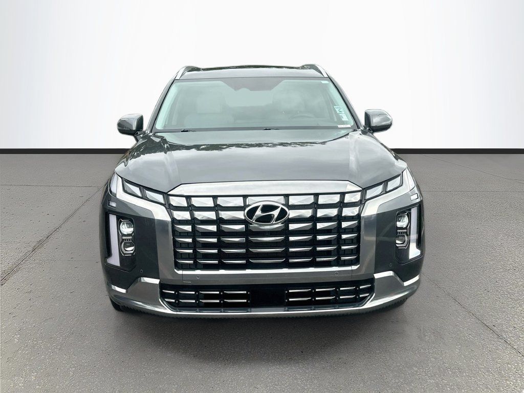 Used 2025 Hyundai Palisade Calligraphy FWD image 2