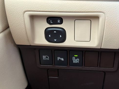 Used 2016 Lexus ES 350 w/ Luxury Package w/Wood Trim FWD image 29
