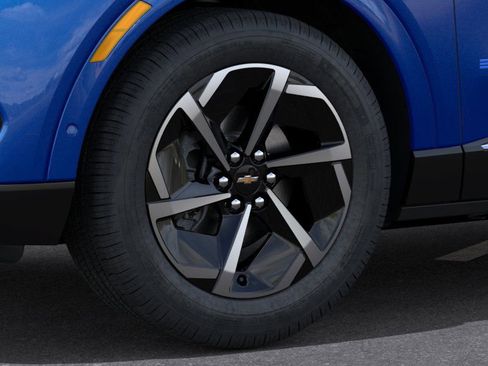 New 2025 Chevrolet Equinox EV LT image 9