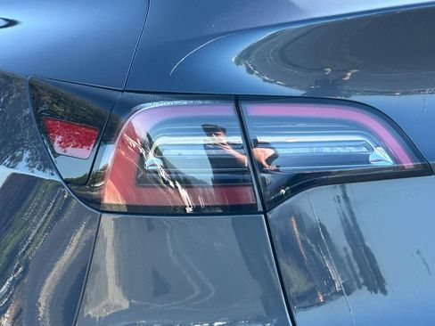 Used 2021 Tesla Model Y Long Range AWD/4WD image 45