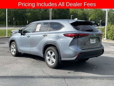 Used 2021 Toyota Highlander LE AWD/4WD image 3