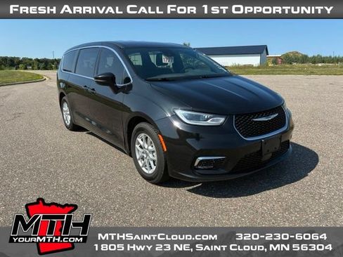 Used 2023 Chrysler Pacifica Touring FWD image 2