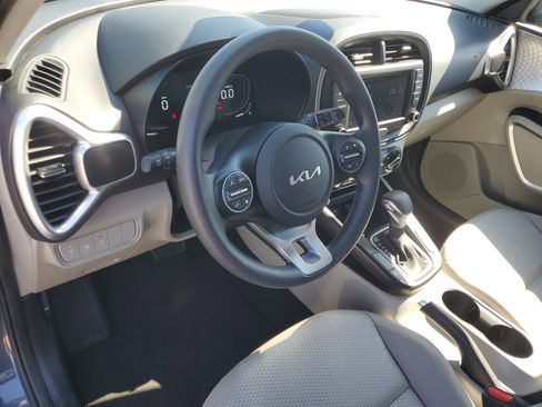 Used 2025 Kia Soul LX w/ LX Technology Package image 12