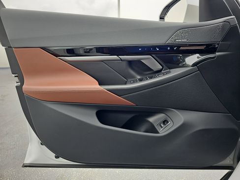 Used 2025 BMW 530i w/ Premium Package image 27