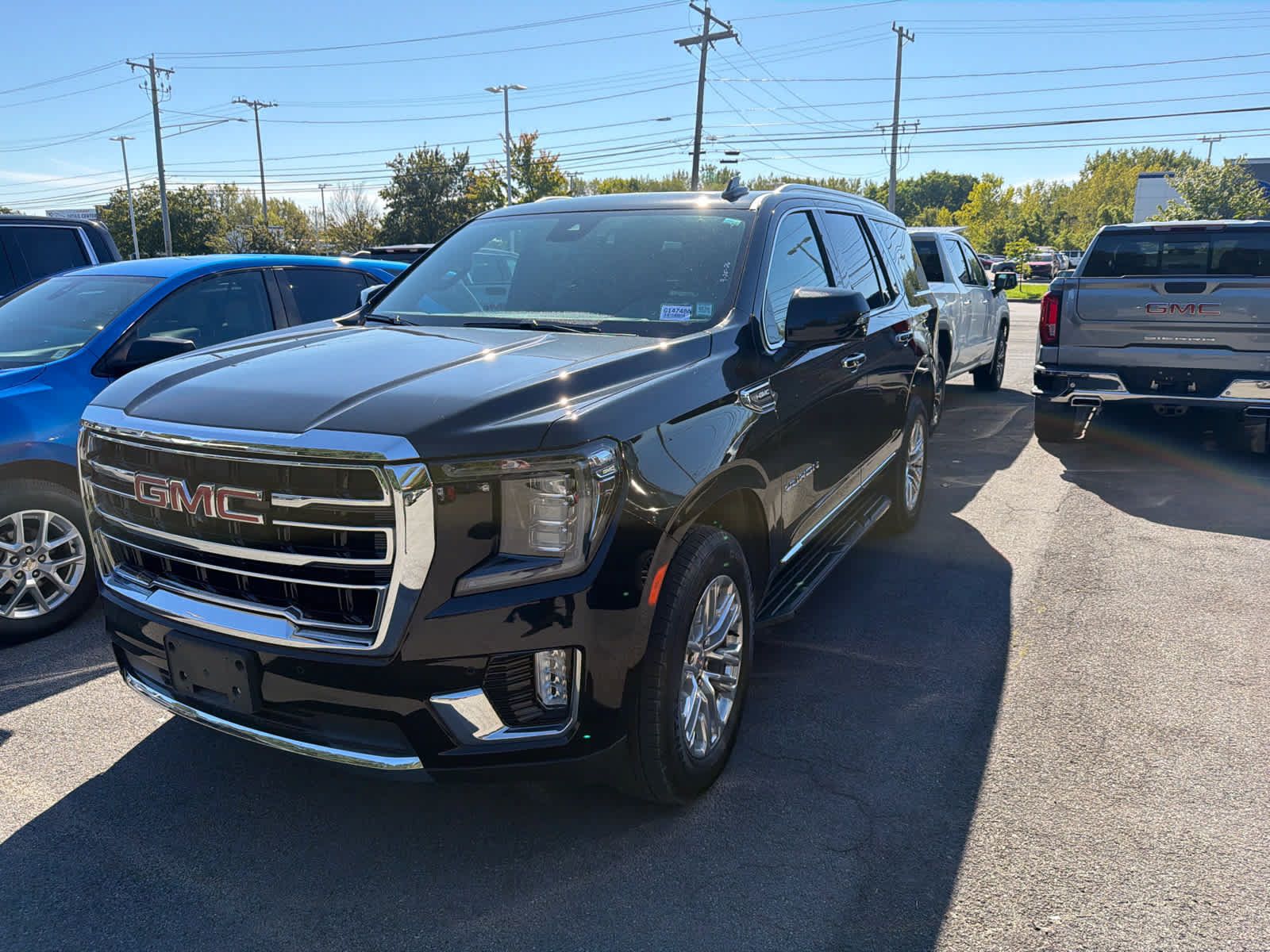 Used 2023 GMC Yukon SLT w/ SLT Premium Package AWD/4WD image 2