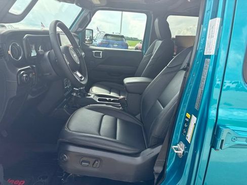 Used 2024 Jeep Wrangler Unlimited Sahara w/ Technology Group AWD/4WD image 11