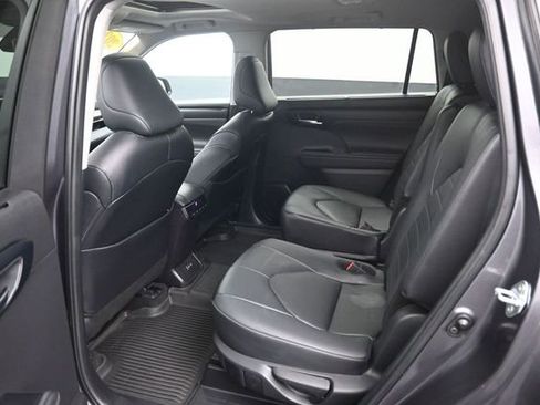 Used 2024 Toyota Highlander XLE AWD/4WD image 10