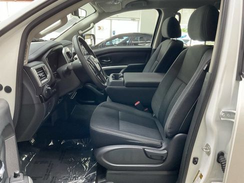 Used 2018 Nissan Titan SV image 11