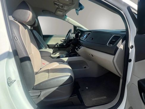 Used 2017 Kia Sedona LX w/ LX Essentials Premium Package FWD image 31