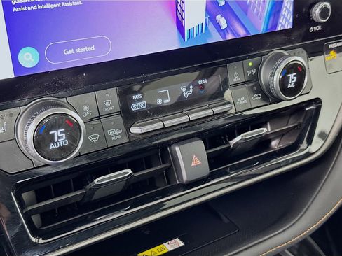 Used 2023 Toyota Highlander Bronze Edition image 16