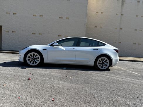 Used 2021 Tesla Model 3 Standard Range Plus image 2