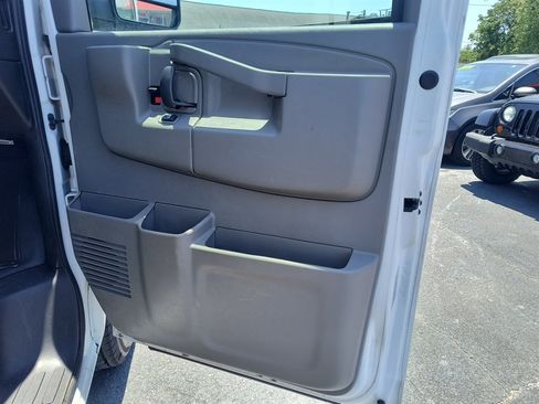 Used 2017 Chevrolet Express 2500 RWD image 21
