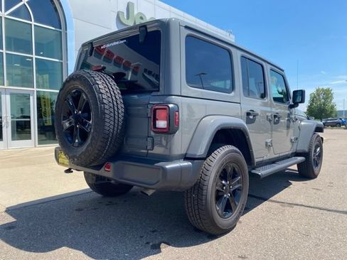 Used 2022 Jeep Wrangler Unlimited Sahara AWD/4WD image 5
