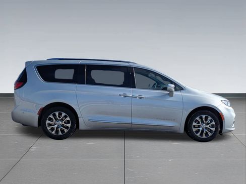 Used 2024 Chrysler Pacifica Pinnacle image 7