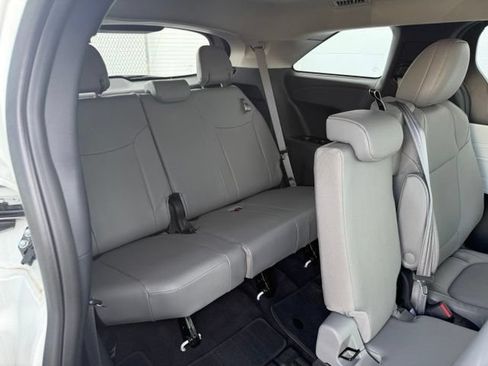 Used 2025 Toyota Sienna XLE FWD image 14