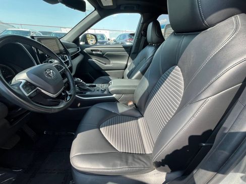 Used 2025 Toyota Highlander XSE AWD/4WD image 23