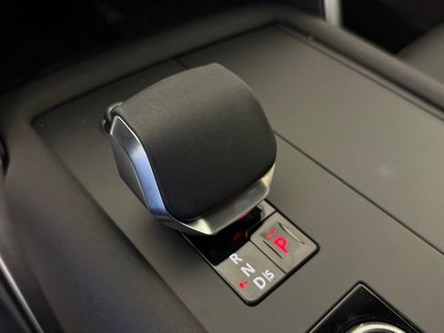 Used 2025 Land Rover Discovery S image 17