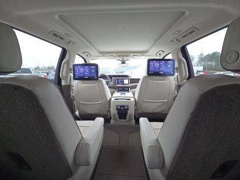 Used 2021 GMC Yukon XL Denali w/ Denali Premium Package image 23