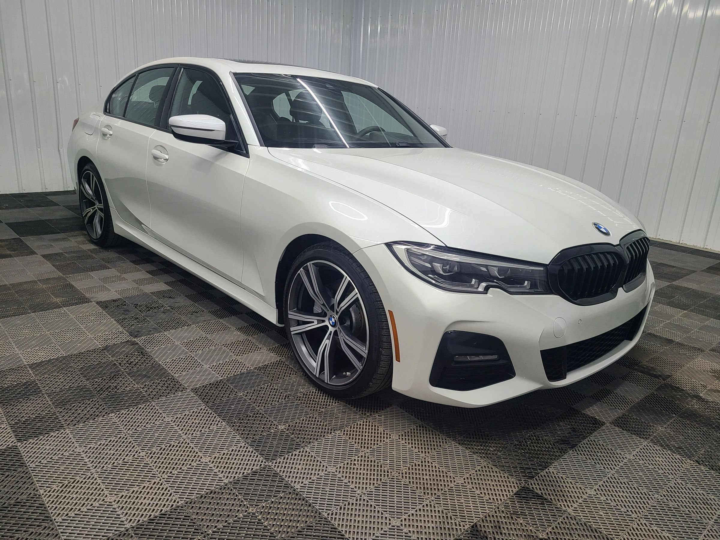 Used 2019 BMW 330i Sedan w/ M Sport Package RWD image 4