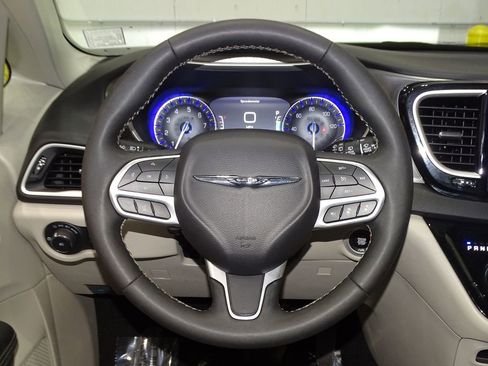 Used 2024 Chrysler Pacifica Touring-L image 24