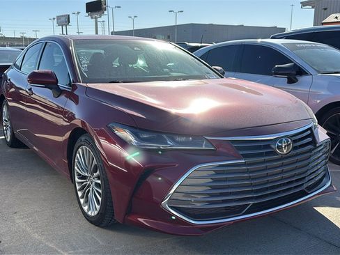 Used 2019 Toyota Avalon Limited image 3