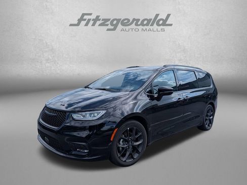 Used 2025 Chrysler Pacifica Limited FWD image 2