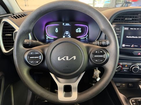 Used 2025 Kia Soul LX w/ LX Technology Package FWD image 25