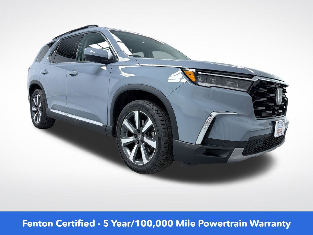 Used 2025 Honda Pilot Touring image 1