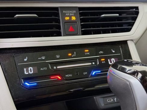 Used 2025 Volkswagen Jetta SE FWD image 19