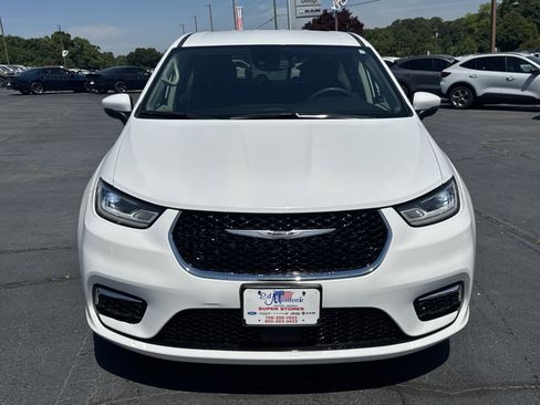 Used 2023 Chrysler Pacifica Touring-L FWD image 3