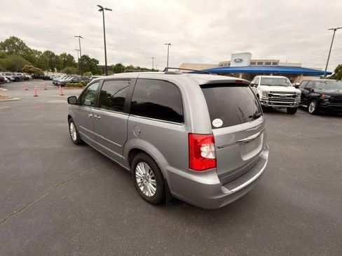 Used 2015 Chrysler Town & Country Limited Platinum FWD image 12