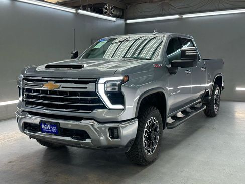 Used 2024 Chevrolet Silverado 2500 LTZ w/ LTZ Convenience Package AWD/4WD image 3