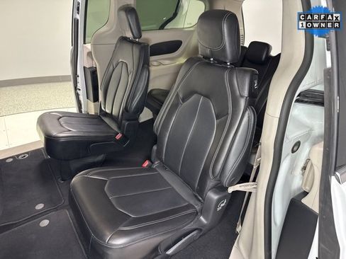 Used 2023 Chrysler Pacifica Touring-L image 23