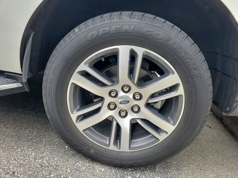 Used 2023 Ford Expedition XLT image 5