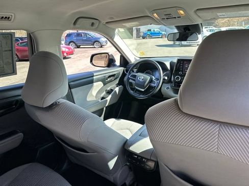 Used 2022 Toyota Highlander LE AWD/4WD image 16