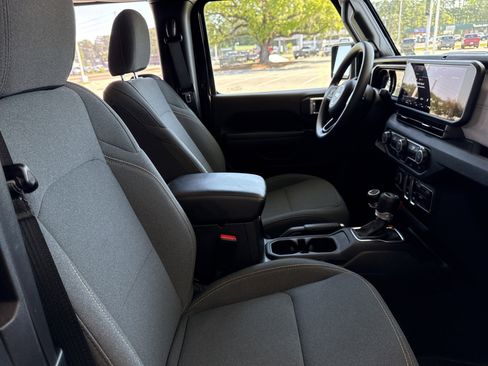 Used 2025 Jeep Wrangler Sport image 30