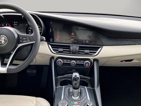 Used 2019 Alfa Romeo Giulia RWD image 12