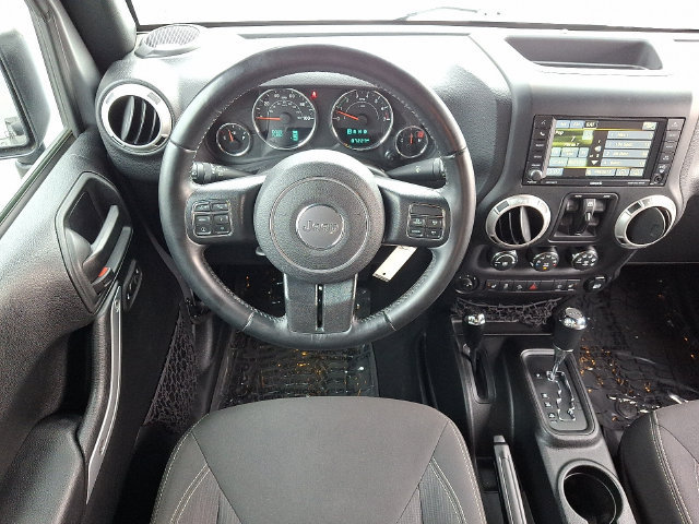 Used 2017 Jeep Wrangler Unlimited Sahara w/ Connectivity Group AWD/4WD image 11