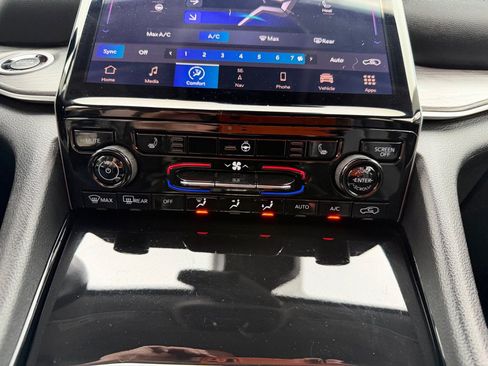 Used 2021 Jeep Grand Cherokee L Limited AWD/4WD image 32