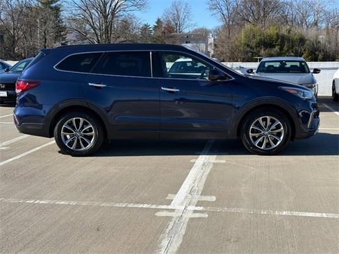 Used 2017 Hyundai Santa Fe SE image 2