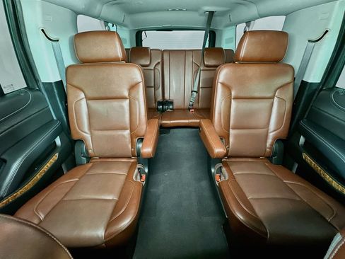 Used 2019 Chevrolet Suburban Premier w/ Premier Plus Edition AWD/4WD image 13