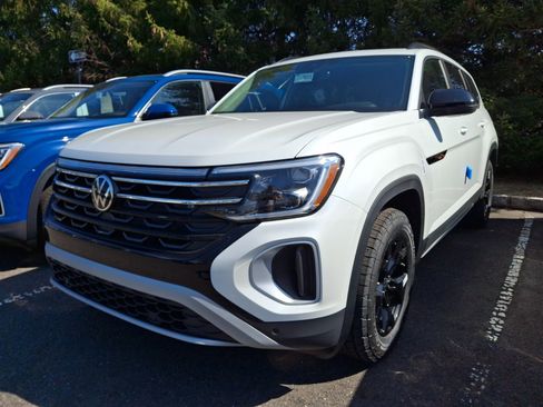 New 2026 Volkswagen Atlas Peak Edition image 3
