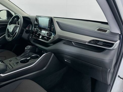 Used 2022 Toyota Highlander LE FWD image 29