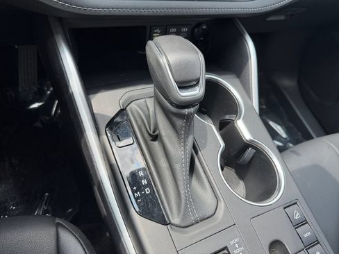 Used 2023 Toyota Highlander XLE AWD/4WD image 25