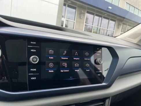 Used 2023 Volkswagen Taos SE w/ Panoramic Sunroof Package FWD image 19