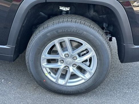 New 2025 Jeep Grand Cherokee L Laredo image 18