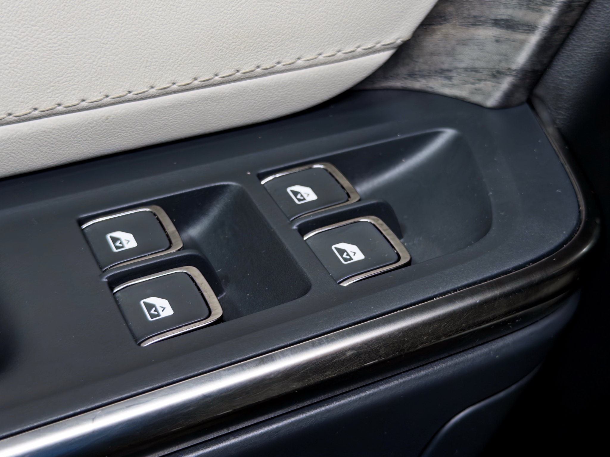 Used 2025 Rivian R1S Premium Dual AWD/4WD image 7