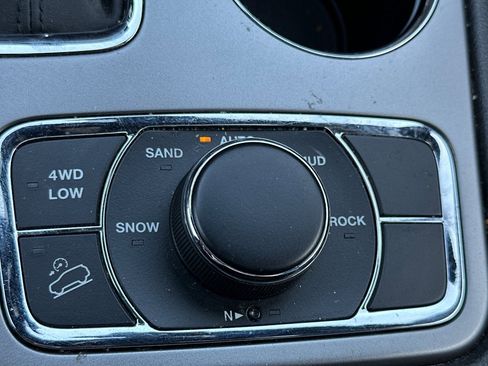 Used 2019 Jeep Grand Cherokee Laredo image 31