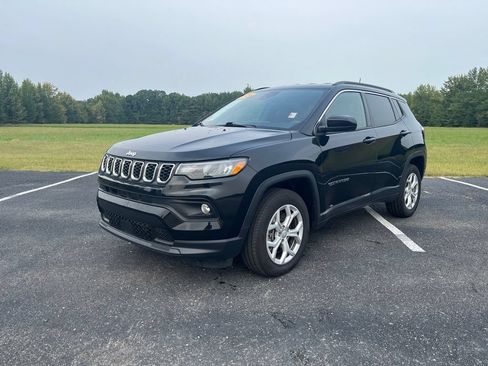 Used 2024 Jeep Compass Latitude AWD/4WD image 3